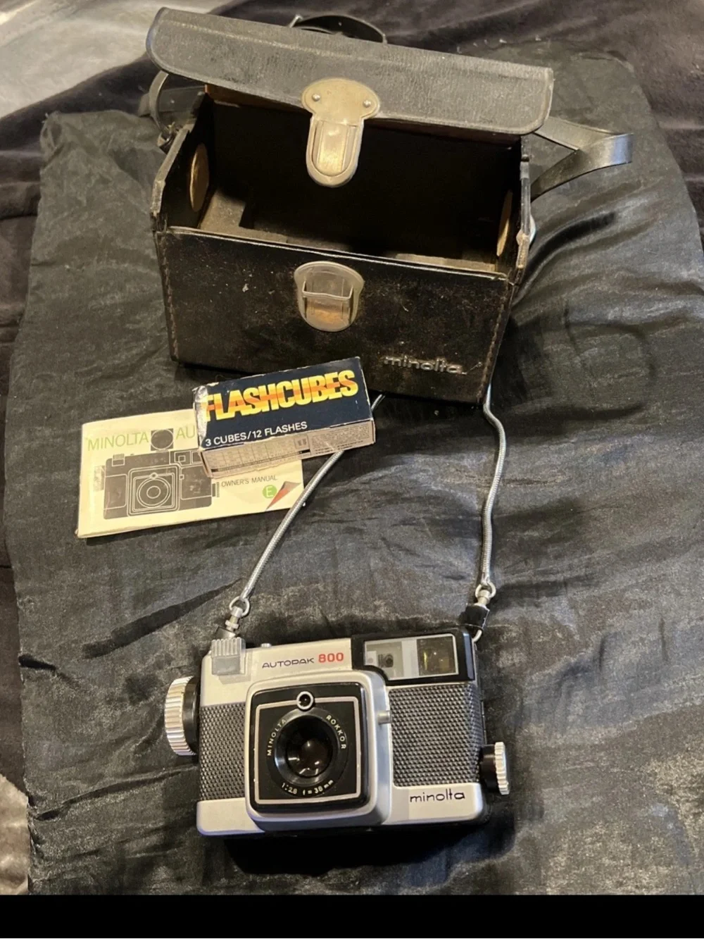 Vintage Minolta AutoPak 800 35mm Film Camera with Travel Case 3 flash Cubes